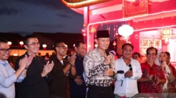 AHY Salurkan Bantuan Sosial dari Hasil Lelang Lukisan “Kuda Api” untuk Warga Singkawang