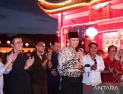 AHY Salurkan Bantuan Sosial dari Hasil Lelang Lukisan “Kuda Api” untuk Warga Singkawang