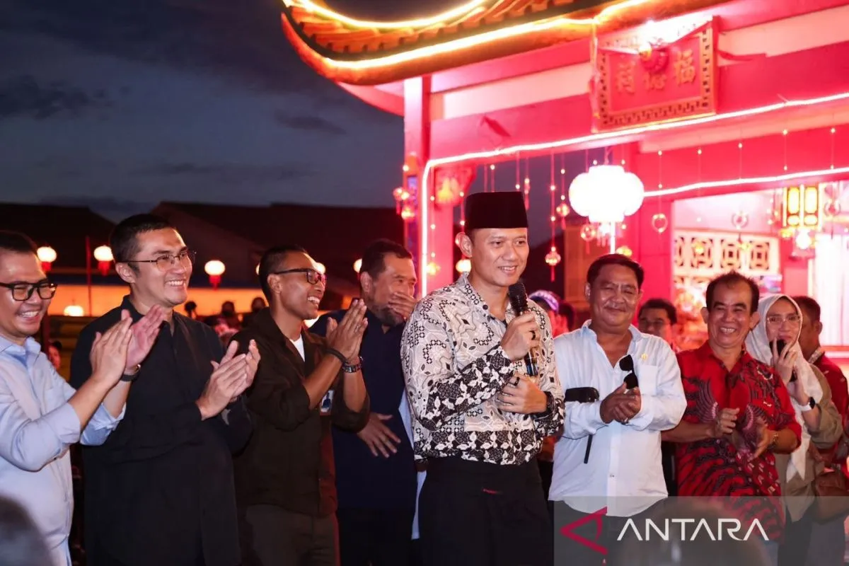 AHY Salurkan Bantuan Sosial dari Hasil Lelang Lukisan “Kuda Api” untuk Warga Singkawang