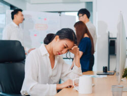 Cara Mengelola Stres di Tengah Kesibukan Modern: Kunci Tetap Tenang dan Produktif