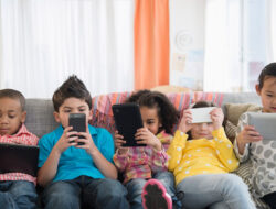 Cara Mengatasi Kecanduan Gadget di Era Digital: Tips Tetap Sehat dan Produktif